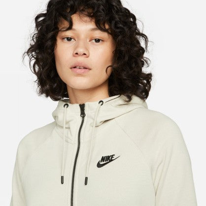SPORTSWEAR ESSENTIAL