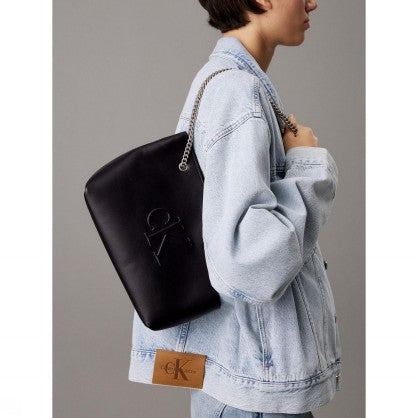 SCULPTED CHAIN SHOULDER BAG