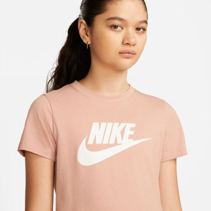 W NSW TEE ESSNTL ICON FUTURA