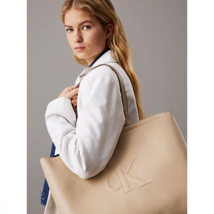 SCULPTED SLIM TOTE34